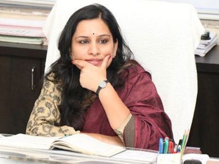 కరెన్సీ నోట్లపై తీసేద్దాం .. విగ్రహాలు తొలగిద్దాం ... గాంధీపై ఐఏఎస్ వివాదాస్పద ట్వీట్లు, బదిలీ