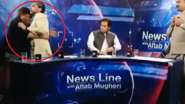 టీవి లైవ్ షో లో రెచ్చిపోయిన గెస్టులు.. కుస్తీని తలపించిన ఫైటింగ్ (వీడియో)