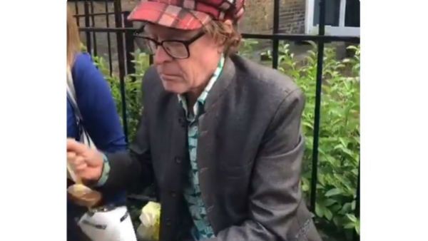 ఇండియన్ బేల్‌పూరీ ఇంగ్లాండ్‌లో....ఎవరు అమ్ముతున్నారో చూడండీ... (వీడియో)