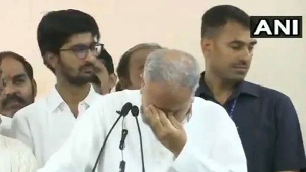 చత్తీస్‌గఢ్ సీఎం భూపేశ్‌ బఘేల్‌ కంట కన్నీరు...పార్టీ అధ్యక్ష పదవి వీడ్కోలులో ఆవేదన...