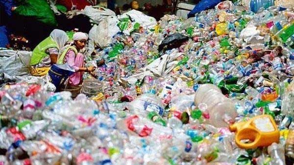 ప్రమాదంలో మనిషి జీవితం: రోజుకు మనం ఎంత ప్లాస్టిక్ మింగుతున్నామో తెలుసా..?