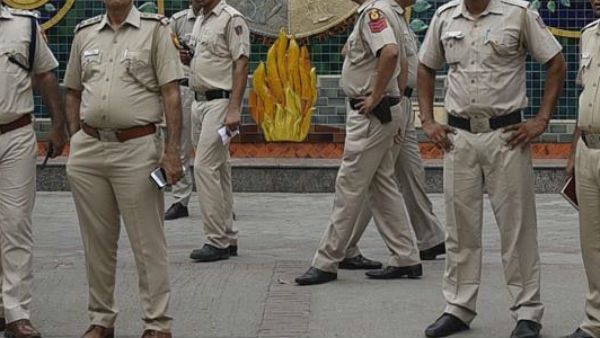 పోలీస్ శాఖకు మరకలా ఖాకీల తీరు.. లాడ్జీలో కానిస్టేబుల్ రాసలీలలు..!