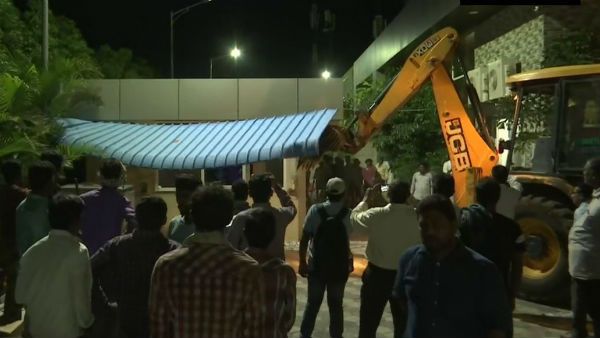 ప్రజావేదిక కూల్చివేత షురూ.. పూర్తి కూల్చివేతకు ప్రత్యక్ష సాక్షి కానున్న చంద్రబాబు?