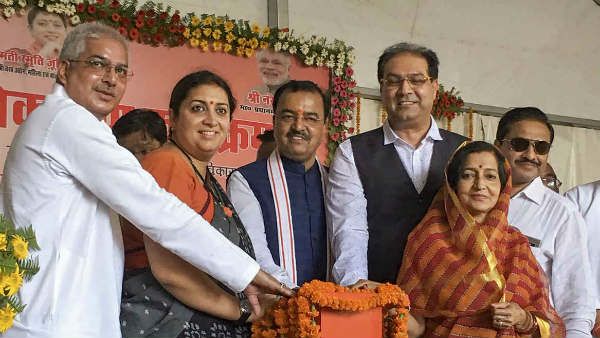 15 ఏళ్లలో రాహుల్ చేయలేని పని.. స్మృతి మాత్రం అప్పుడే..