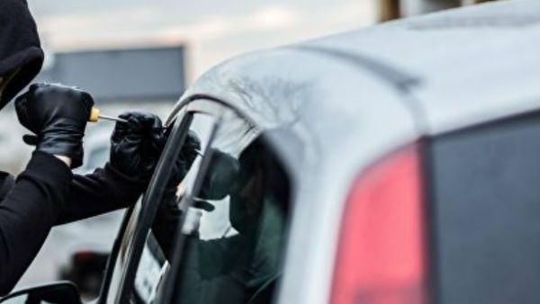 స్వామీజీకే శఠగోపం.. కారు మాయం.. డ్రైవర్ నిర్వాకంతో రోడ్డుపై ఒంటరిగా..!