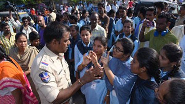 బిల్డింగ్ లేదు, ల్యాబ్ లేదు.. హాస్టల్‌లో కరెంట్ లేదు.. రోడ్డెక్కిన పాలిటెక్నిక్ విద్యార్థినులు