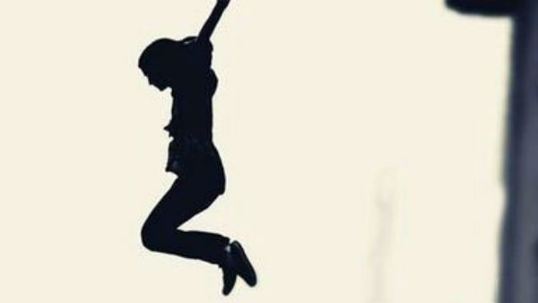 స్కూళ్లు ప్రారంభం .. బిల్డింగ్‌పై నుంచి దూకి పదో తరగతి అమ్మాయి ఆత్మహత్య