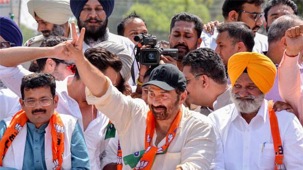 గీత దాటిన సన్నీ డియోల్, వేటు వేసేందుకు ఈసీ సన్నాహాలు ..? ఏం జరిగిందంటే ?