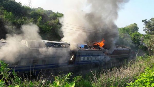 పట్టాలు తప్పిన రైలు .. బోగీల్లో చెలరేగిన మంటలు, ఇద్దరు మృతి ?