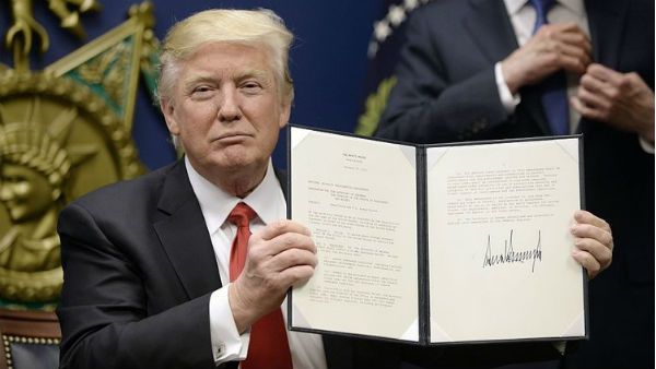 ఇరాన్‌పై కొత్త ఆర్థిక ఆంక్షలు విధించిన అమెరికా...ఎగ్జిక్యూటివ్ ఆర్డర్‌పై ట్రంప్ సంతకం