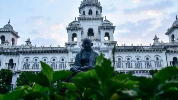 అసెంబ్లీ ఆవరణలో గాల్లో వేలాడిన ప్రాణం .. సిబ్బంది గంటన్నర శ్రమ ... ఫైనల్‌గా ఏమైంది ....