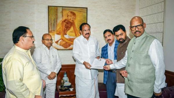 వెంక‌య్య మొర ఆల‌కించ‌లేదేంటి : ఆ న‌లుగురు అధికారిక విలీనం: చ‌క్రం తిప్పిందెవ‌రు..!