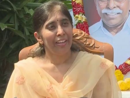 సోదరుడు సీఎం జగన్ ను కలిసిన వివేకా కుమార్తె సునీత .. వివేకా హత్యకేసుపై పోలీస్ బాస్ లకు జగన్ ఆదేశం