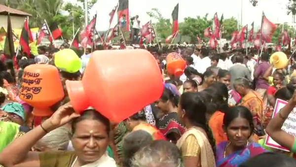 చెన్నైలో నీటి కోసం అల్లాడుతున్న జనం..! తేలిగ్గా తీసుకుంటుంన్న పళని ప్రభుత్వం..!!