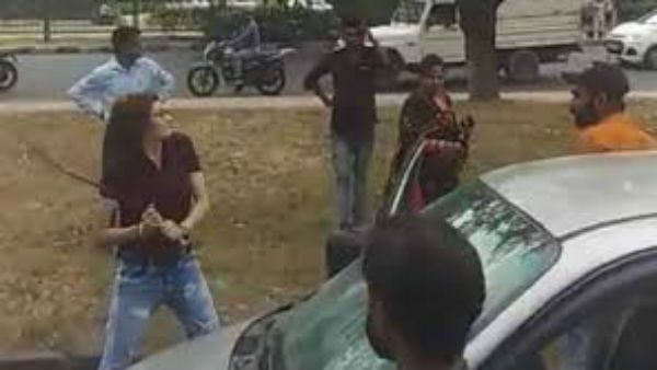 లేడీ రౌడీ: తప్పు ఆమెదే.. అయినప్పటికీ ఇలా ఐరన్ రాడ్‌తో దాడి చేసింది