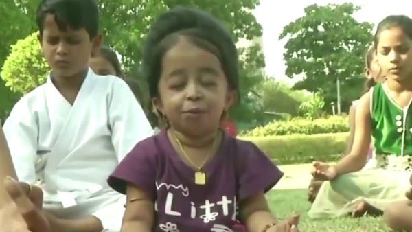 ప్రపంచంలోనే అత్యంత పోట్టి మహిళ... యోగా చేస్తుంది....ఎలా...?