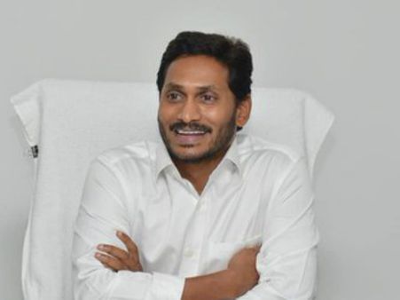 అదిరే హగ్గులు, మెరుపులాంటి ముద్దులు..! పాదయాత్రలో ఇచ్చినవన్నీ వెనక్కి తీసుకుంటున్న ఏపి సీయం జగన్..!!