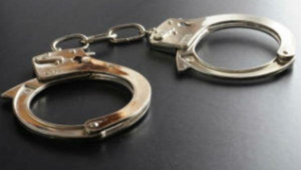 చిన్న పామునైనా పెద్ద కర్రతో కొట్టాలని డిసైడ్ అయ్యారా.. ? ఏపీలో అంగన్‌వాడీ కార్యకర్త అరెస్టు