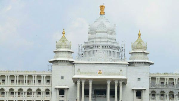 కర్ణాటకలో మరో ఇద్దరు ఎమ్మెల్యేల రాజీనామా, క్యూలో ఇద్దరు లేడీ ఎమ్మెల్యేలు, రెబల్స్ 16 మంది !