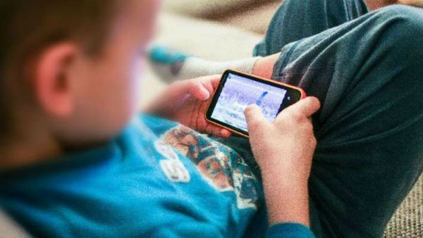 ఇస్మార్ట్ కొడుకు.. అయ్య ఫోనులో గేమ్స్ ఆడుతూ.. రాసలీలల బాగోతం బయటేశాడుగా..!