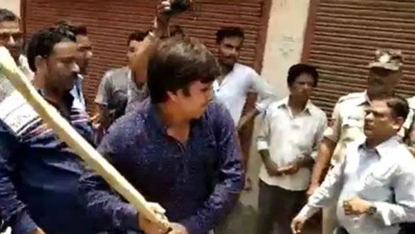 బ్యాటుతో దాడిచేసిన ఆకాశ్‌కు బీజేపీ నోటీసులు.. మోడీ వ్యాఖ్యల నేపథ్యంలో చర్యలు