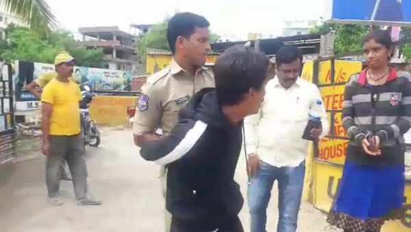 పోలీసుల నిర్లక్ష్యం: మాజీ భార్యని చంపడానికి వేటకొడవలితో హంగామా చేసిన ఉన్మాది పరార్..!!