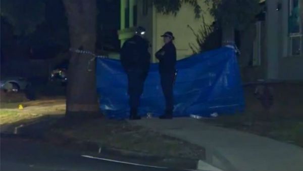 దారుణం : తల్లిని నరికి ఫుట్‌పాత్‌పై తల పడేసిన కసాయి కూతురు