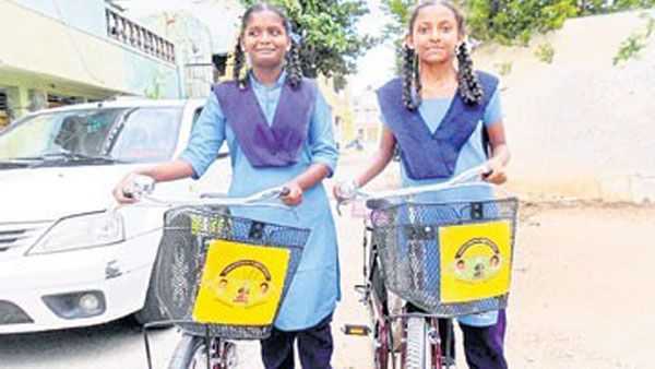 జ‌గ‌న్ పాల‌న‌లో చంద్ర‌బాబు ఫొటోల‌తో: అధికారుల‌కు ప్రేమ త‌గ్గ‌లేదా : వైసీపీ అభిమానుల ఫైర్‌..!