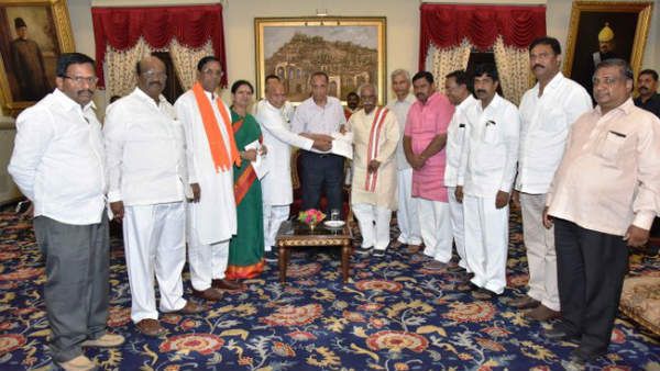 కొత్త పురపాలక చట్టంలో ఎన్నో లోపాలు.. గవర్నర్‌కు బీజేపి ఫిర్యాదు..! ఉన్నతమైన చట్టమన్న సీఎం..!!