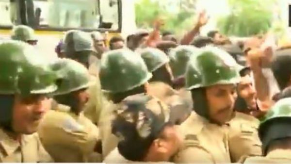 బాహాబాహికి దిగిన కాంగ్రెస్, బీజేపీ