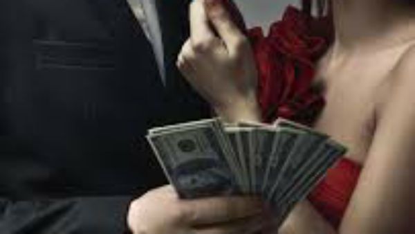 ఓరి సన్నాసి అదేం పద్దతిరా..? భార్యను బెదిరించడానికి అదేం బ్లాక్ మెయిల్ రా యెదవా..??