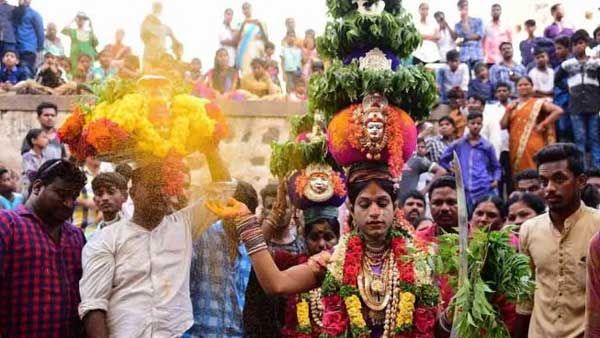 డప్పు చప్పుళ్లు.. శివసత్తుల పూనకాలు.. తొలిబోనం అందుకున్న జగదాంబిక అమ్మవారు..