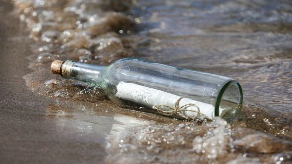 సముద్ర తీరానికి కొట్టుకొచ్చిన 50 ఏళ్ల నాటి బాటిల్... ఇంతకీ అందులో ఏముంది...?