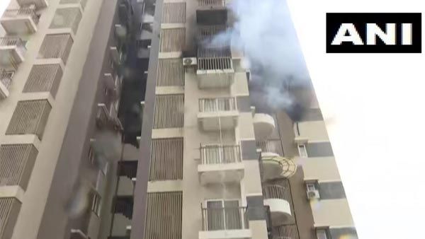 ఫైర్ యాక్సిడెంట్ : అపార్ట్‌మెంట్‌లో ఎగిసిపడ్డ మంటలు, ఇద్దరికీ సీరియస్