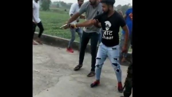 వీడియో వైరల్: బర్త్‌డే వేడుకను వైరైటీగా కట్ చేసి చిక్కుల్లో పడ్డాడు