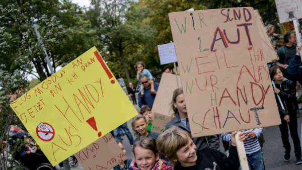 అమ్మానాన్నల స్మార్ట్ ఫోన్ వాడకంపై నిరసన.. రోడ్డెక్కిన బుడతలు