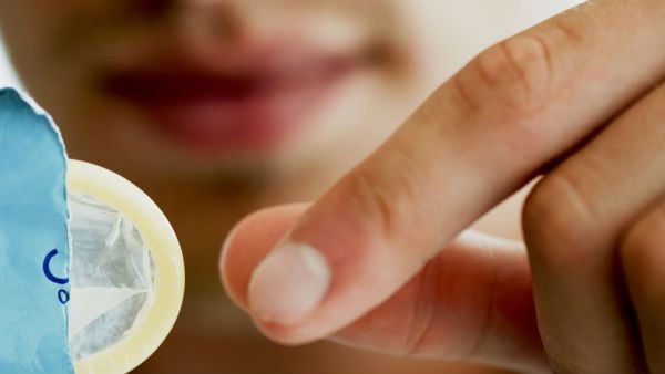 శృంగారంలో హీరోలు.. కండోమ్‌ వాడకంలో జీరోలు: ఇదీ మనదేశ మగాళ్ల పరిస్థితి