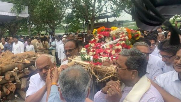 కర్ణాటక టెర్రర్ స్పీకర్.. జైపాల్ పాడె మోస్తూ కన్నీటి పర్యంతమైన వేళ..