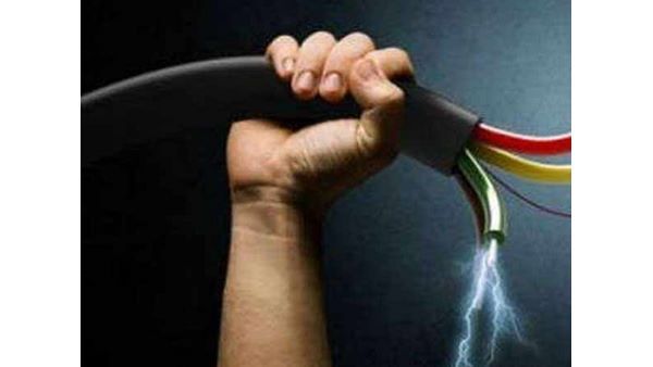 వామ్మో.. స్కూల్ చెట్లపై హైటెన్షన్ వైర్లు, విద్యుత్ షాక్‌నకు గురైన విద్యార్థులు