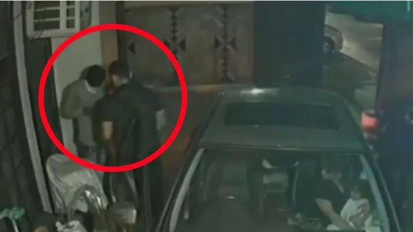 హ్యాండ్సాప్ .. గన్ ఎక్కుపెట్టి ... పర్సు, బ్రాస్‌లెట్, మొబైల్ చోరీ ... (వీడియో)