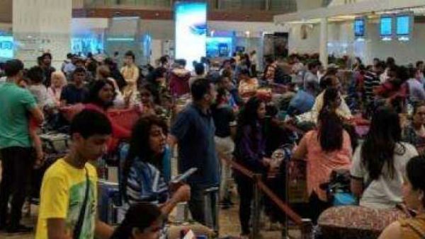 టికెట్లు చెల్లవన్న గో ఎయిర్.. ఢిల్లీ ఎయిర్‌పోర్టులో తెలుగువారి పడిగాపులు..