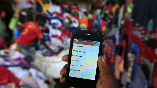 వామ్మో ఎంత నీచుడో.. మహిళలను ఫోటోలు తీస్తూ.. ఫోన్‌లో బంధిస్తూ..!