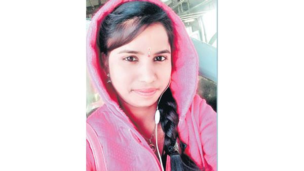 మొబైల్ తీసుకోబోయి... కిందపడి రెండు ముక్కలయిన యువతి