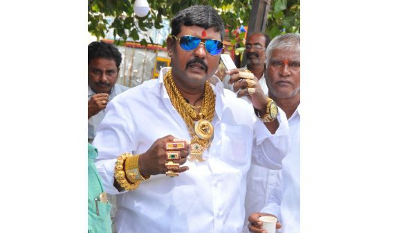 యాదాద్రిలో గోల్డ్ మాన్..! ఒళ్లంతా బంగారంతో దైవదర్శనం..!!