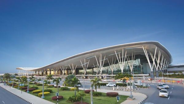 బెంగళూర్ ఎయిర్‌పోర్టులో హైడ్రామా... ఎమ్మెల్యేలను వెళ్లకుండా అడ్డుకున్న కాంగ్రెస్...!