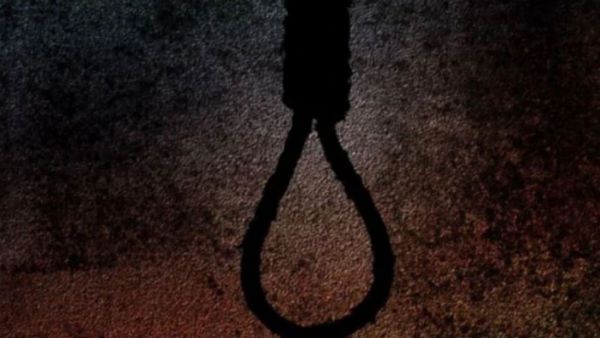 పోలీసుల మజాకా..!! అధికార పార్టీ నేతకు వేధింపులు, పీఎస్ టాయిలెట్‌లో ఆత్మహత్య