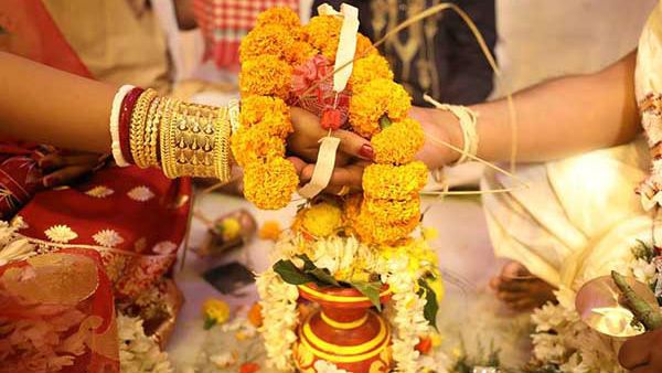 కారణమే లేదు .. పెళ్ళయి రెండు మాసాలైనా కాలేదు .. భార్యను చంపి తానూ ఆత్మహత్య చేసుకున్న భర్త