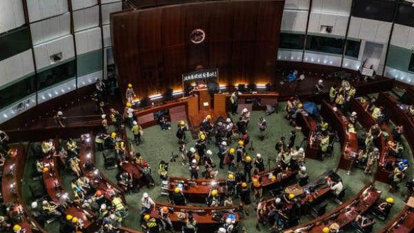 హాంకాంగ్‌లో ఆగని నిరసనలు.. పార్లమెంటులో ఆందోళనకారుల విధ్వంసం..