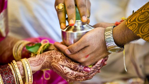 రీల్ కాదు.. రియల్ స్టోరీ : భార్య కన్యాదానం చేసిన భర్త