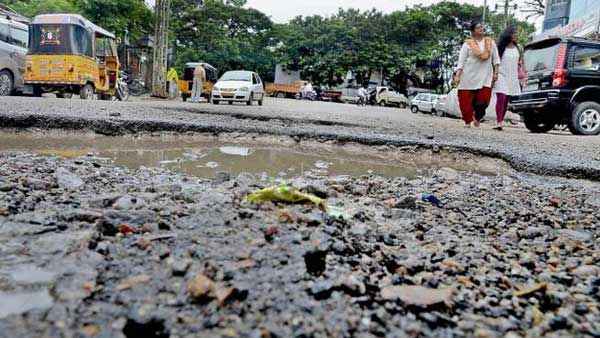 బురద గుంతలతో వెక్కిరిస్తున్న కాలనీ రోడ్లు...! ఎందుకు యాగాలంటున్న తెలంగాణ ప్రజానికం..!!
